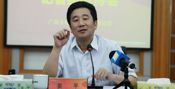玉柴集團公司董事局主席晏平——大家可能不一定認識我，但是大家一定坐過裝配玉柴發動機的客車、公交車，因為玉柴發動機裝配在全國超過60%的客車、公交車上。玉柴發動機能夠陪伴大家上班、回家、逛街，我很自豪。我們將繼續制造更多更好的綠色產品，造福社會和百姓。