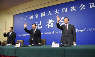 尚福林、劉士余和項俊波向記者揮手致意