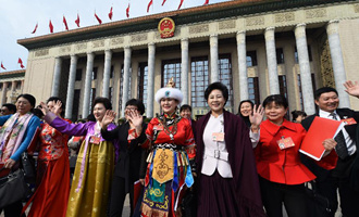 閉幕會后，代表走出人民大會堂