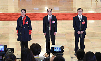 姜妍、康紅普、劉宗富代表接受采訪