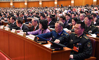 與會代表在表決總監票人、監票人名單草案