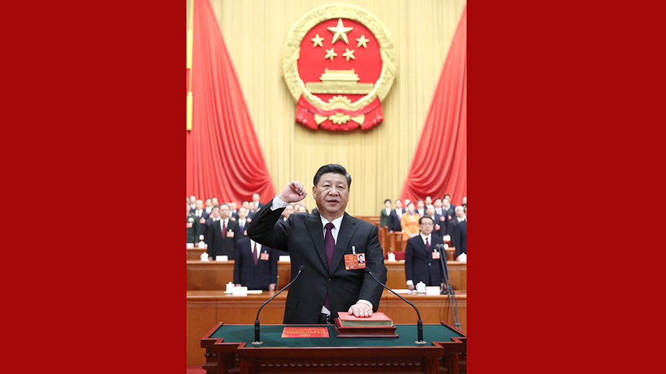 新當選的國家主席、中央軍委主席習近平進行憲法宣誓
