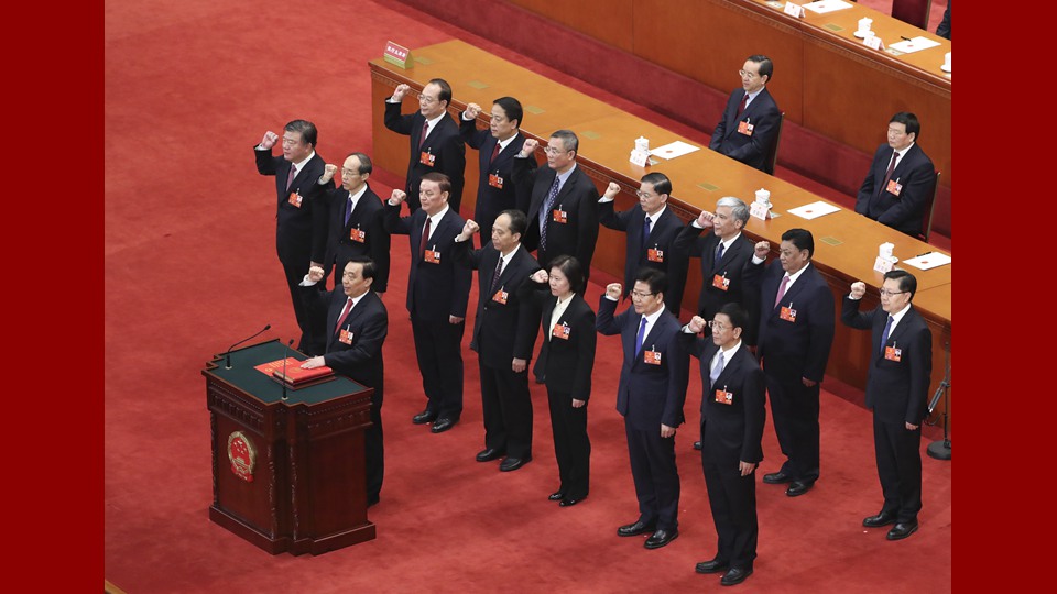 新當選的全國人大常委會副委員長、秘書長進行憲法宣誓