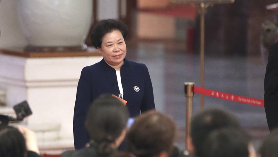 劉雅鳴步入“部長通道”，準備接受采訪