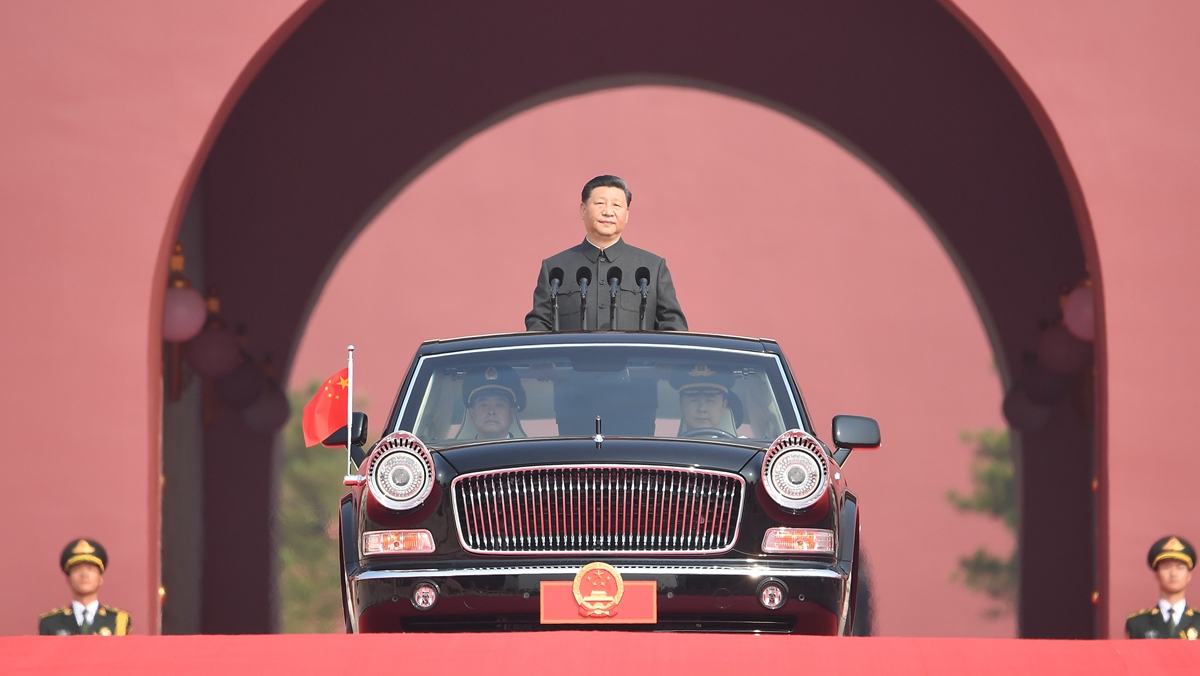 習近平乘坐檢閱車，經過金水橋，駛上長安街