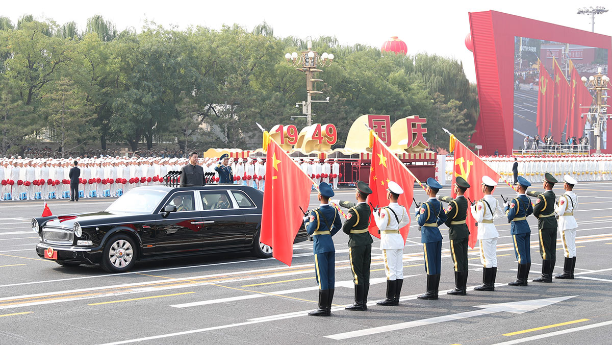習近平驅車行進至黨旗、國旗、軍旗前，向旗幟行注目禮