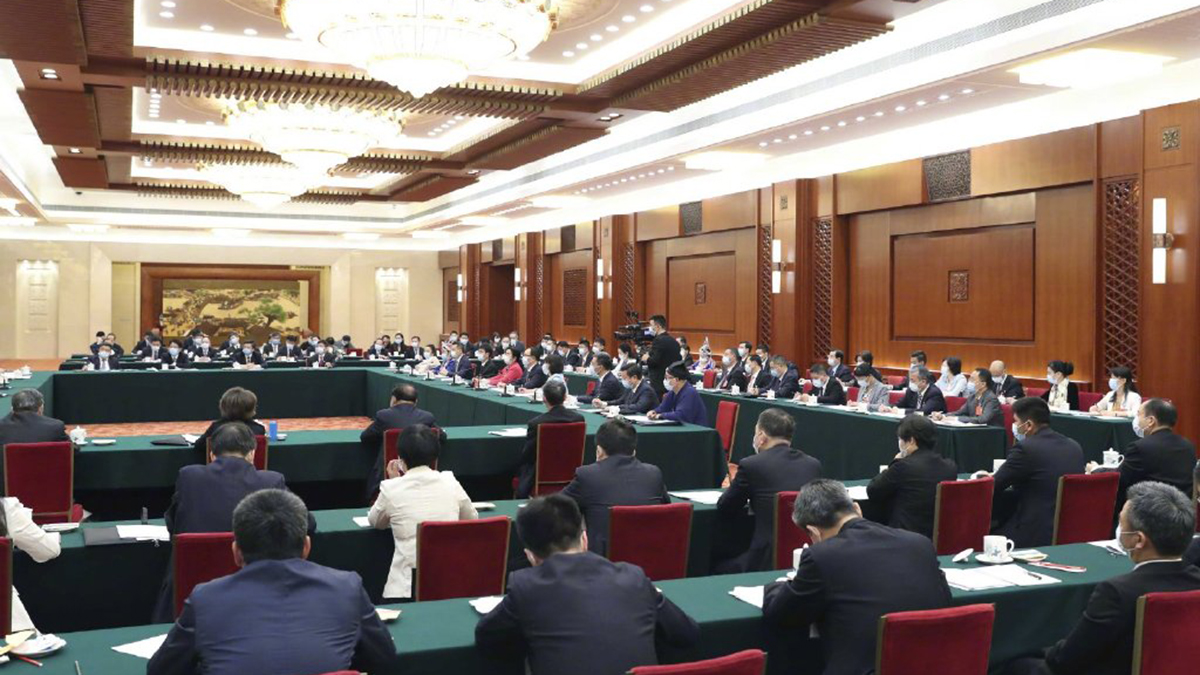 出席十三屆全國人大三次會議的代表團分組審議政府工作報告，來看審議現場
