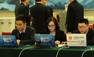 新華網、中國政府網記者在做直播準備
