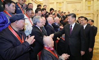 慶祝大會結束后，習近平等會見受表彰人員及親屬代表