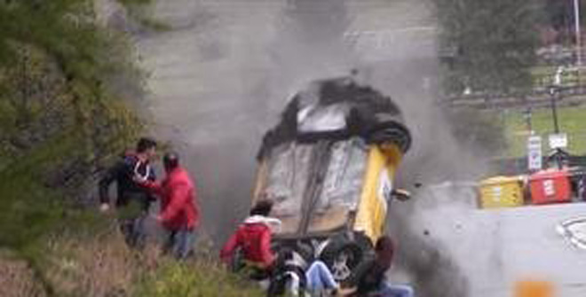 史上最幸運撞車！圍觀群眾躲過一劫
