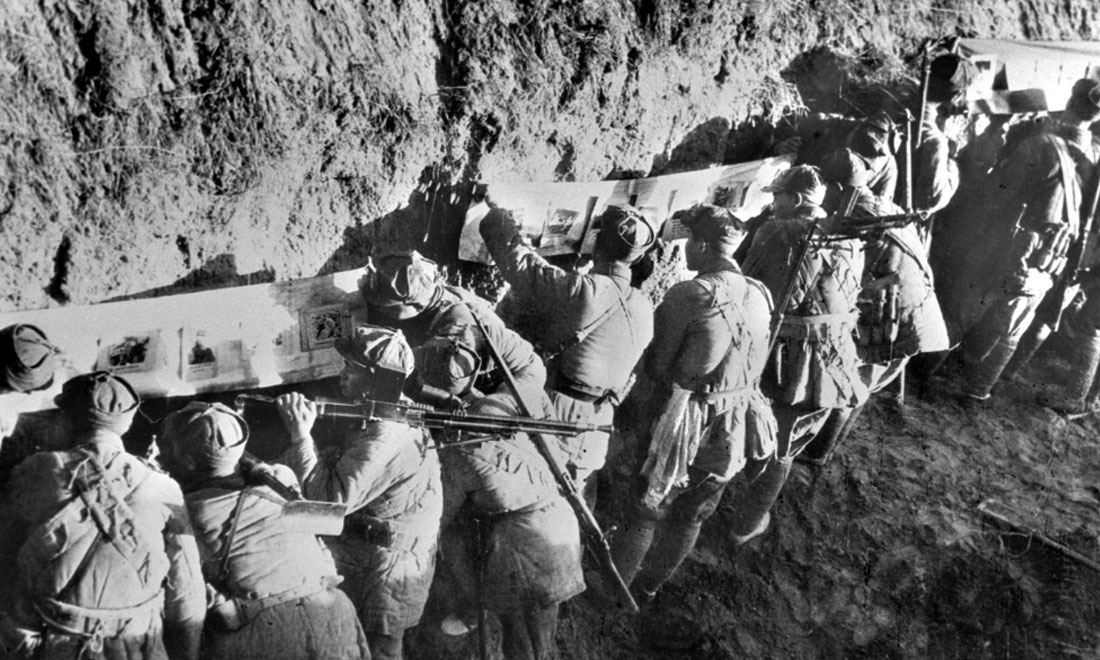 1948年冬，淮海戰役期間，雙堆集前沿陣地舉辦的戰地影展，深受解放軍戰士歡迎。新華社稿  袁克忠攝