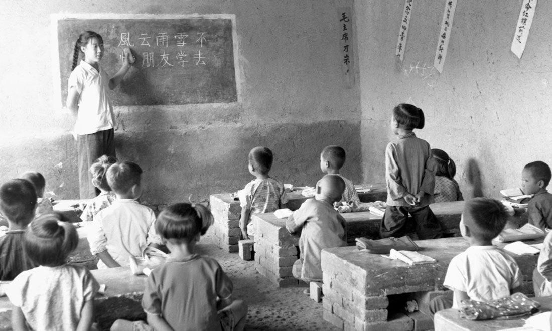 1964年夏，河北省壩縣煎茶鋪公社西煎大隊，一所耕讀小學的學生們在上課。新華社記者梁一丁攝