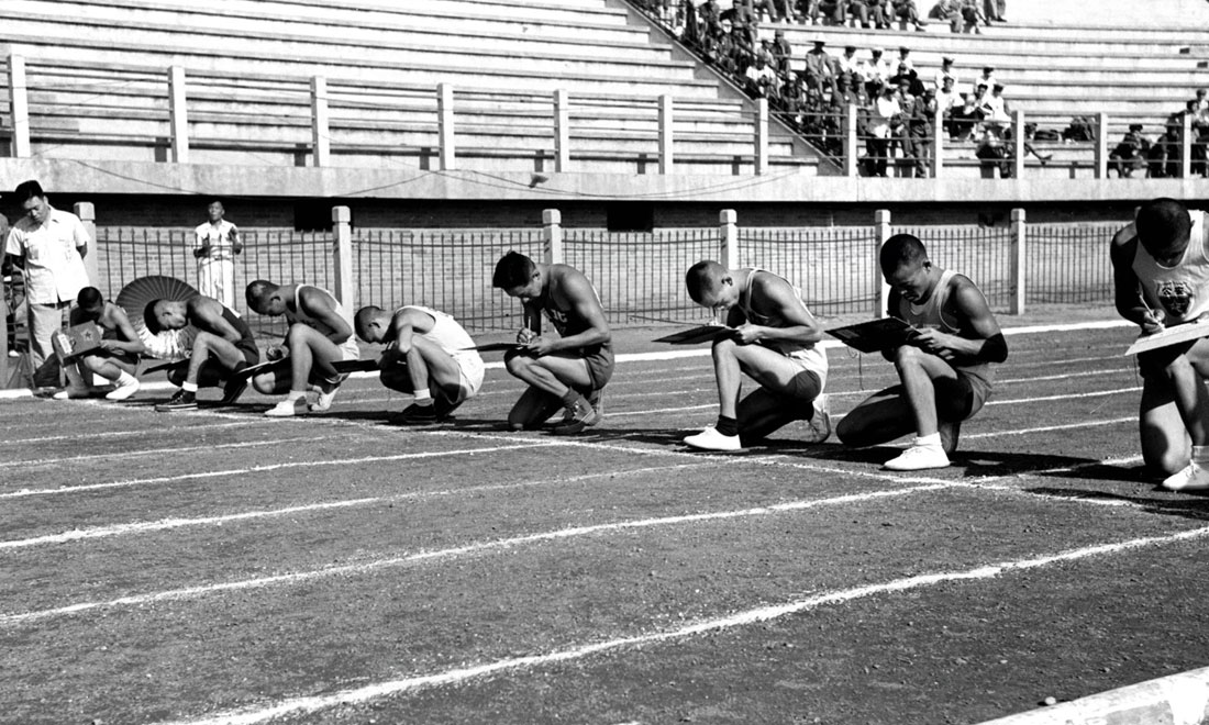 1952年8月2日，慶祝中國人民解放軍建軍25周年全軍運動會在北京舉行，運動員在進行識字賽跑比賽。新華社記者岳國芳攝