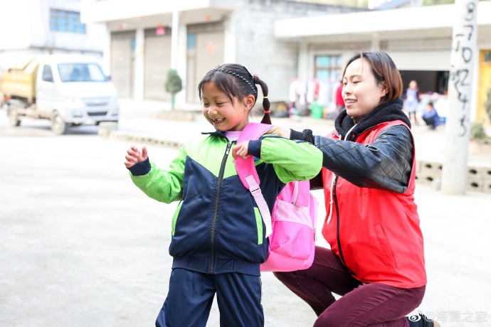 在貴州南開鄉塢鉛小學的捐贈行動中，“多一克溫暖”團隊結識了這個活潑愛笑的姑娘——李漫妮。父母很早離異，爸爸常年在外打工，7歲的她和奶奶兩人相依為命。海瀾之家給漫妮的家人也準備了羽絨服，懂事的漫妮說，想要快快長大，讓奶奶過上好日子。