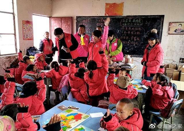 2018年，由海瀾之家攜手網易新聞打造的“多一課溫暖”課程平臺讓一間間溫暖的課堂走向深山與邊陲。帶著貼合孩子教育需求的線上內容和教師、各領域KOL及愛心人士組成的愛心團隊，海瀾之家用實際行動為孩子的教育加溫，踐行“多一克溫暖”。