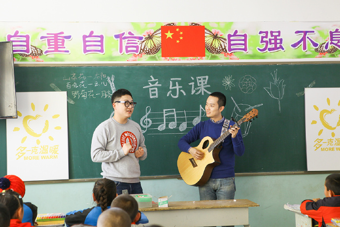 “多一克溫暖”公益活動的老朋友好妹妹樂隊，為孩子們帶來了音樂和繪畫課，用音符溫暖孩子們的心靈，用畫筆繪出更繽紛的世界。不斷匯聚的愛心，讓寒冷的北疆進入到更多人的視野當中，也讓孩子們臉上的笑容更燦爛。