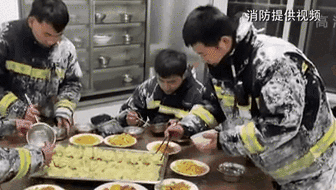 零下14度滅火后 消防員吃飯這一幕讓人心疼！