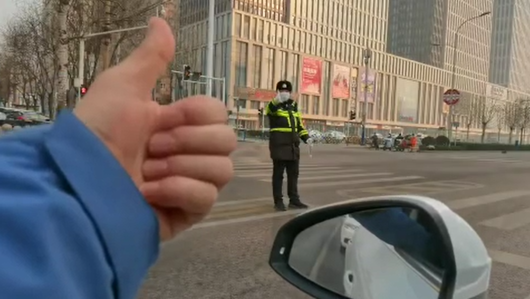 石家莊路人和交警的這個“暗號”，真暖！
