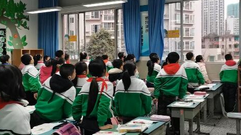 課上到一半，同學們卻把頭望向了外面！校長說：點贊！