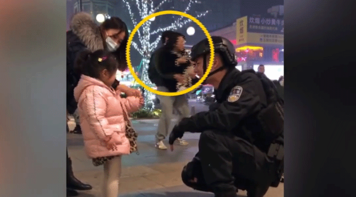女子被特警圈粉蹲地拍照不想走，男友接下來的舉動驚呆網友