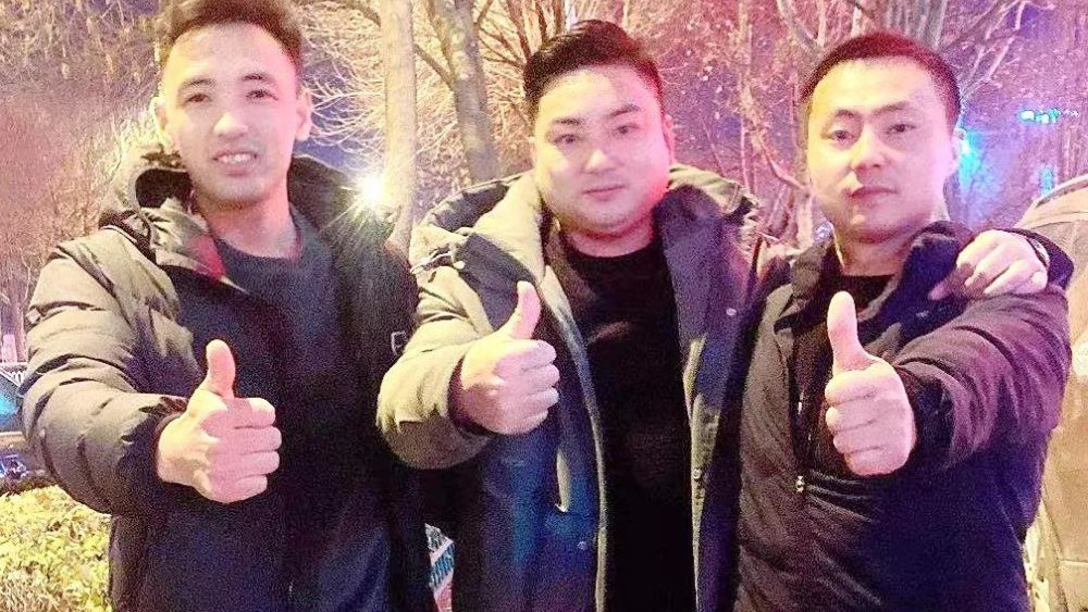 熱點快追｜路面結冰大貨車開始溜車！24塊“救命石”幫助緊急脫險