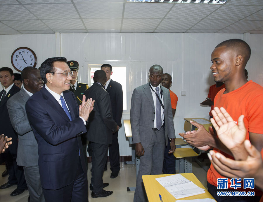 這是李克強在學校教室內同正在上課的學生互動交流。新華社記者王曄攝