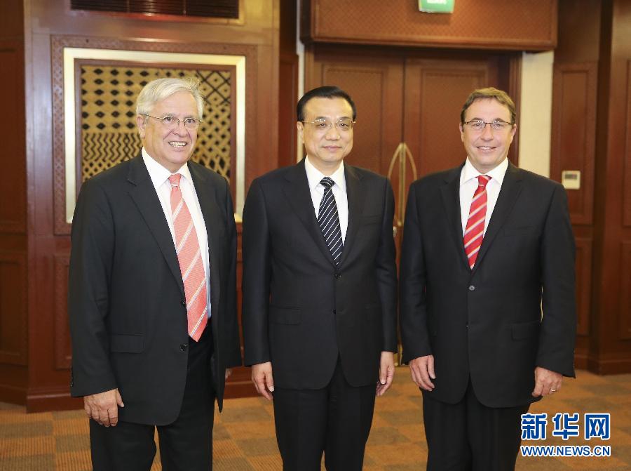5月10日，國務院總理李克強在內羅畢會見聯合國環境規劃署執行主任施泰納（右）和聯合國人居署執行主任克洛斯。 新華社記者 丁林 攝 