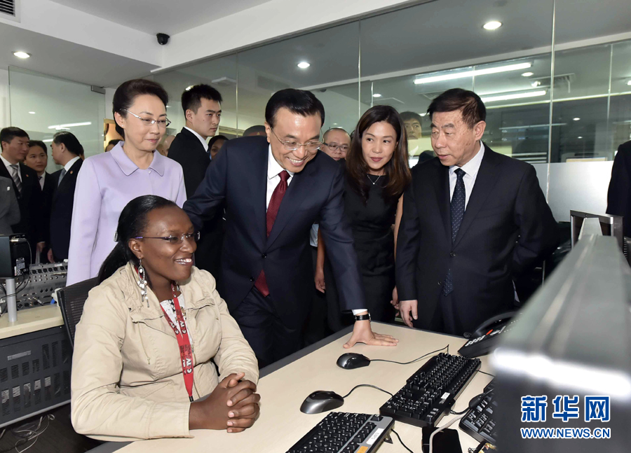 5月11日，中國國務院總理李克強在肯尼亞首都內羅畢看望并慰問中央電視臺非洲分臺員工。 新華社記者 李濤 攝 