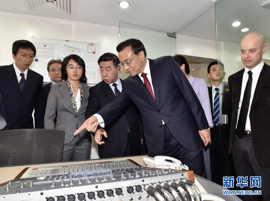 5月11日，中國國務院總理李克強在肯尼亞首都內羅畢看望并慰問中央電視臺非洲分臺員工。 新華社記者 李濤 攝 