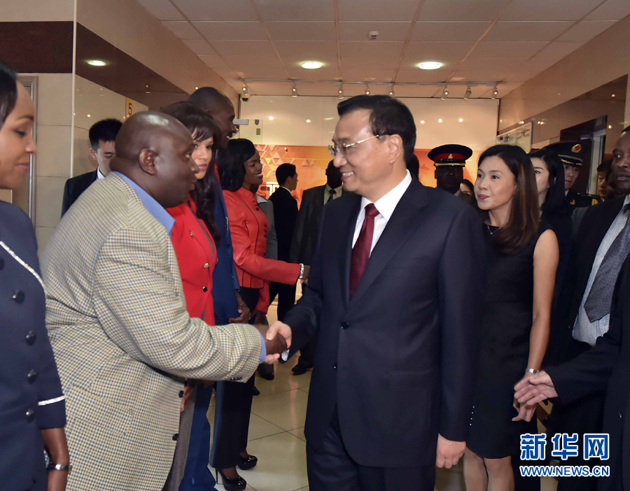 5月11日，中國國務院總理李克強在肯尼亞首都內羅畢看望并慰問中央電視臺非洲分臺員工。 新華社記者 李濤 攝 