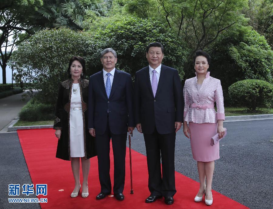會談前，習近平在上海西郊會議中心廣場為阿坦巴耶夫舉行歡迎儀式。新華社記者 蘭紅光 攝 