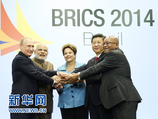 這是習近平同出席會晤的巴西總統羅塞夫、俄羅斯總統普京、印度總理莫迪、南非總統祖馬合影。新華社記者 蘭紅光 攝