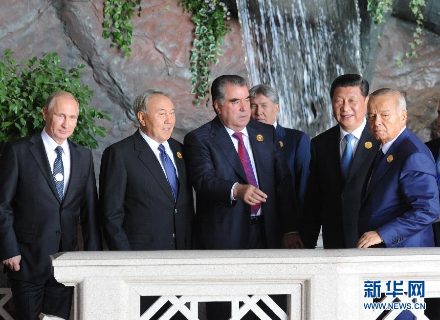 9月12日，上海合作組織成員國元首理事會第十四次會議在塔吉克斯坦首都杜尚別舉行。國家主席習近平出席會議并發表重要講話。這是習近平同其他成員國元首親切交談。新華社記者謝環馳攝 