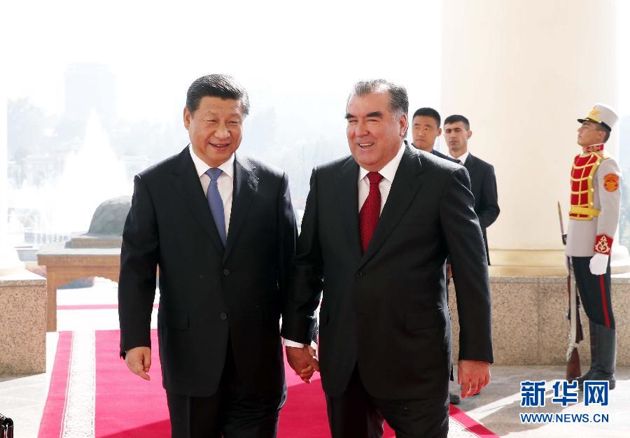 9月13日，國家主席習近平在杜尚別同塔吉克斯坦總統拉赫蒙舉行會談。 這是會談開始前，兩國元首步入會談大廳。 新華社記者鞠鵬攝 