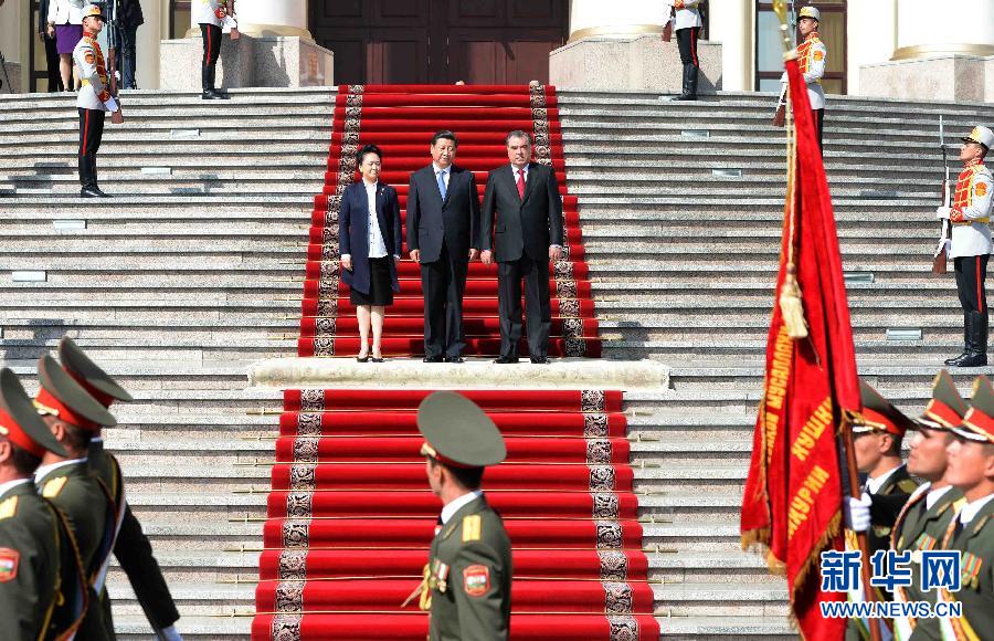9月13日，國家主席習近平在杜尚別同塔吉克斯坦總統拉赫蒙舉行會談。會談前，拉赫蒙在民族宮前廣場為習近平舉行隆重的歡迎儀式。新華社記者馬占成攝 