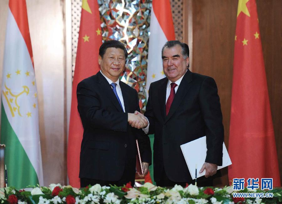 9月13日，國家主席習近平和塔吉克斯坦總統拉赫蒙在杜尚別共同簽署《中塔關于進一步發展和深化戰略伙伴關系的聯合宣言》。新華社記者謝環馳攝 