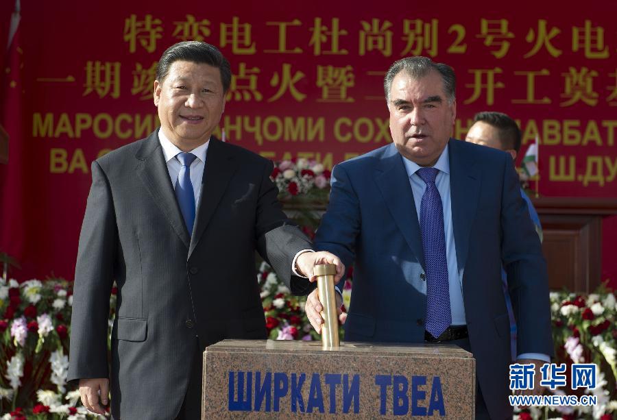 9月13日，國家主席習近平和塔吉克斯坦總統拉赫蒙在杜尚別共同出席中塔兩國重大合作項目——杜尚別2號熱電廠一期工程竣工儀式、二期工程開工儀式。這是習近平和拉赫蒙一同將裝有兩國元首簽名二期工程奠基紀念頁的金色金屬管放入水泥墩中。 新華社記者黃敬文攝 