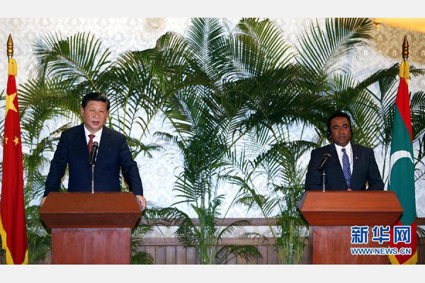 9月15日，國家主席習近平在馬累與馬爾代夫總統亞明共同會見記者。 新華社記者 鞠鵬 攝