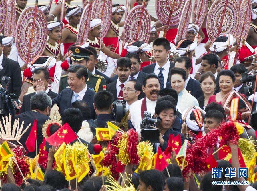 9月16日，國家主席習近平抵達科倫坡，開始對斯里蘭卡進行國事訪問。在班達拉奈克國際機場，習近平和夫人彭麗媛受到拉賈帕克薩總統夫婦熱情迎接。新華社記者黃敬文攝 