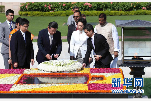 9月18日，國家主席習近平和夫人彭麗媛在新德里向甘地墓敬獻花圈。 新華社記者 龐興雷 攝