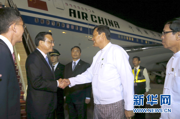 這是李克強在機場受到緬甸政府高級官員熱情迎接。新華社記者鞠鵬攝