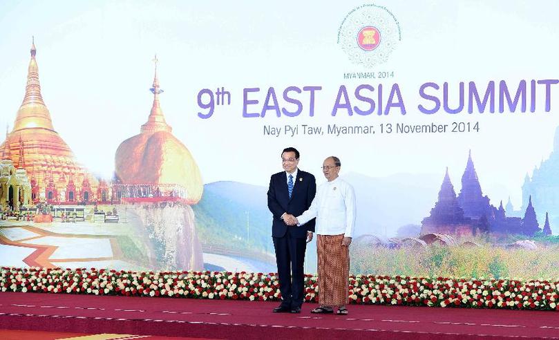 11月13日，中國國務院總理李克強在內比都出席第九屆東亞峰會并發言。這是峰會開始前，東盟輪值主席國緬甸聯邦共和國總統吳登盛迎接李克強總理。新華社記者 李濤 攝 