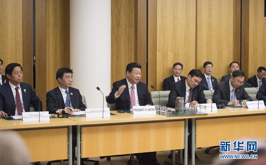 11月17日，國家主席習近平在堪培拉和澳大利亞總理阿博特共同出席第四屆中澳工商界首席執行官圓桌會。這次會議是由澳大利亞企業領袖理事會和中國國家開發銀行共同組織承辦的。新華社記者 謝環馳 攝 