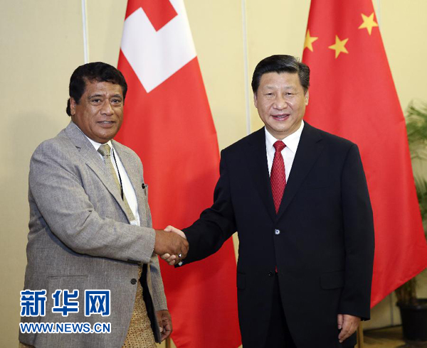 11月22日，國家主席習近平在斐濟楠迪會見湯加首相圖伊瓦卡諾。新華社記者丁林攝 