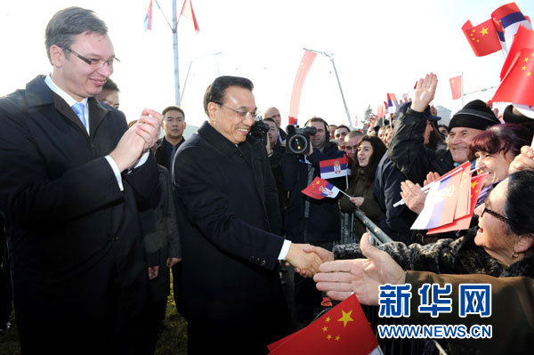 12月18日，中國國務院總理李克強在貝爾格萊德同塞爾維亞總理武契奇共同出席貝爾格萊德跨多瑙河大橋竣工儀式。這是李克強在儀式現場同塞爾維亞群眾親切握手。新華社記者 饒愛民 攝