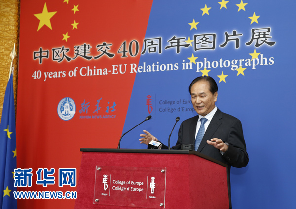 5月18日，正在比利時訪問的新華社社長蔡名照在比利時布魯日歐洲學院舉行的“中歐建交40周年圖片展”開幕式上致辭。在中歐建交40周年之際，由新華社、歐洲學院主辦的“中歐建交40周年圖片展”18日在位于比利時布魯日的歐洲學院開幕。 新華社記者葉平凡攝 