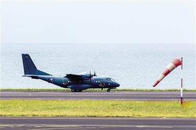 7日，法屬留尼汪島，法國軍事運輸機沿海岸搜尋MH370殘骸。