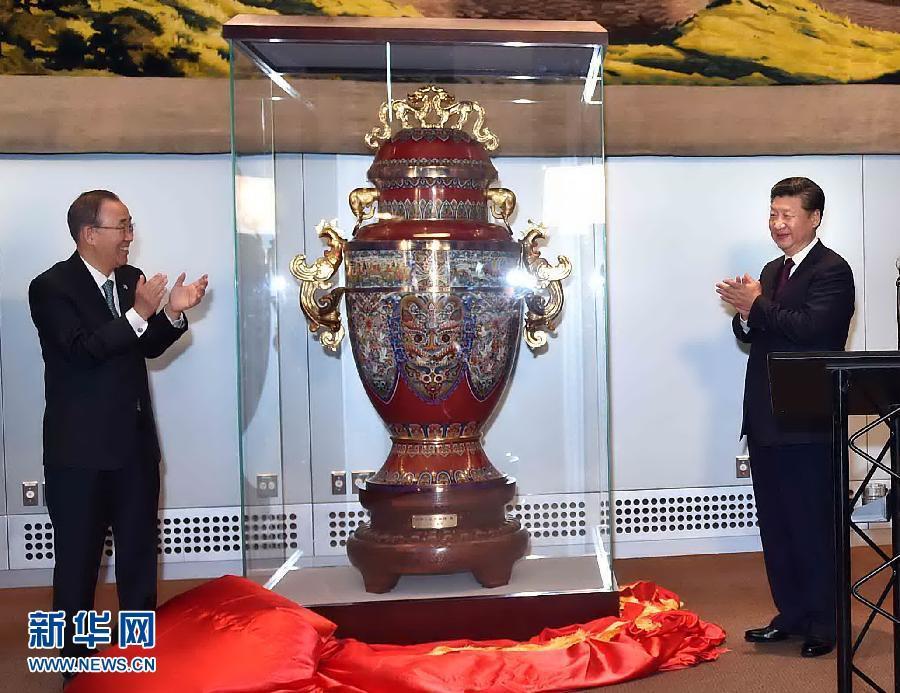 9月27日，國家主席習近平在紐約出席中國向聯合國贈送“和平尊”儀式。聯合國秘書長潘基文出席。 新華社記者 李濤 攝 