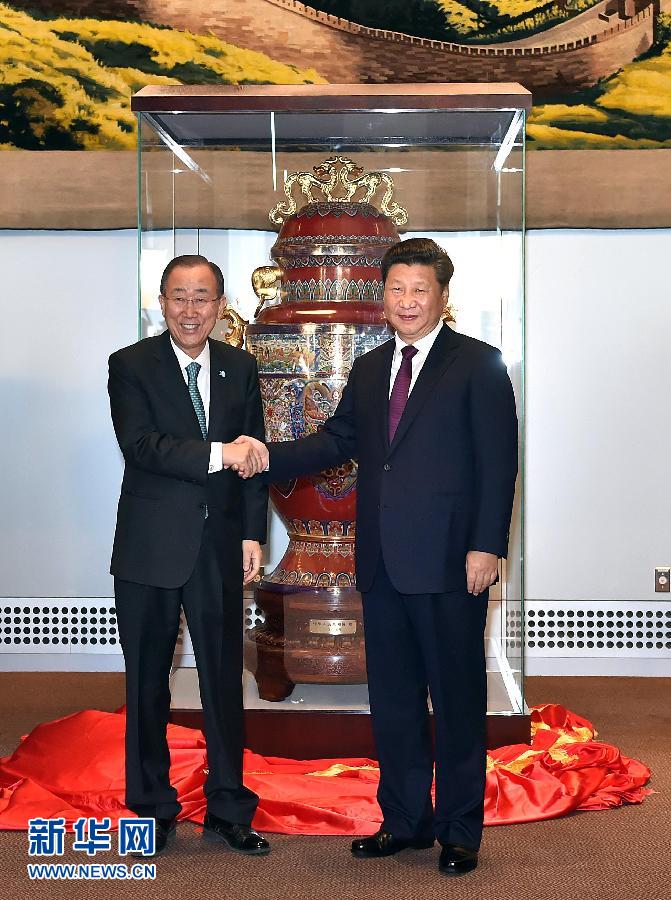  9月27日，國家主席習近平在紐約出席中國向聯合國贈送“和平尊”儀式。聯合國秘書長潘基文出席。 新華社記者 李濤 攝 
