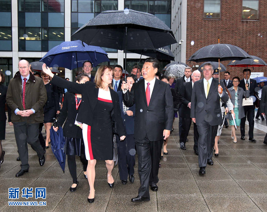 10月21日，國家主席習近平在倫敦參觀帝國理工學院。 新華社記者姚大偉 攝